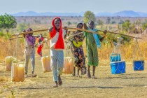 Daily rotine for young girls, bringing water from wells to avoid paying the cost of buying water - Photos Mekki
